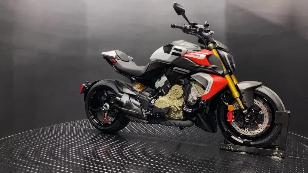 2026 Ducati Diavel V4 RS Livery